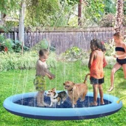 Hondenzwembad 150cm Van Verdikt PVC – Honden Speelgoed – Honden Speeltjes – Waterspeelgoed – Watersproeier – Hondenspeelgoed – Koelmat – Kinderzwembadje – Speelmat Met Fontein – Verkoeling Voor Honden & Kinderen!