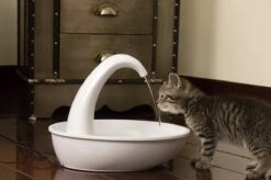 Drinkfontein Katten En Hond – Waterfontein – Kattenfontein – Zwaan – 2,36 L – 32x22x23 Cm – Wit